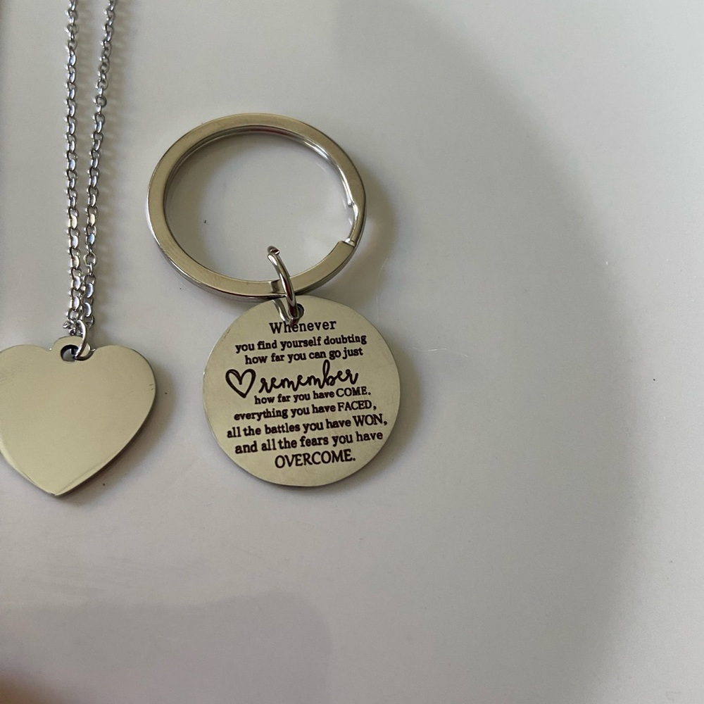 2 Necklaces and a keychain - Picture 1 of 3